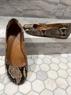 Flat shoe